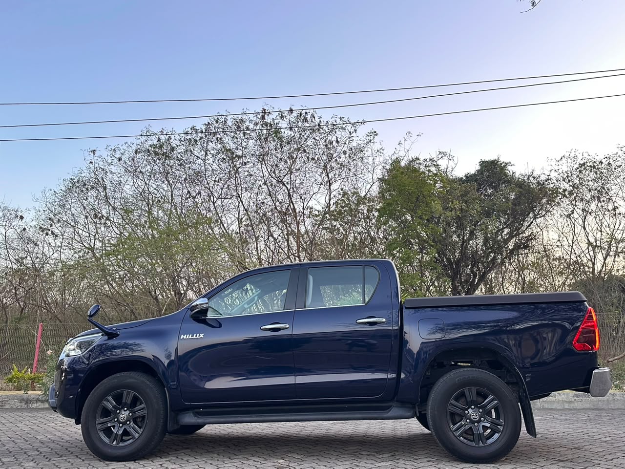 TOYOTA HILUX DOUBLE CABIN thumbnail 8